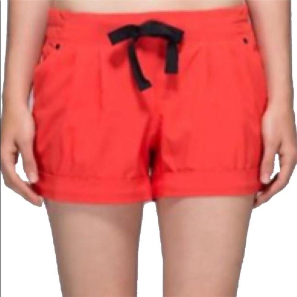 “Spring Break Away” cuffed shorts Lululemon